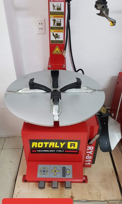 Hình ảnh chi tiết thiết kế máy ra vào lốp Rotaly
