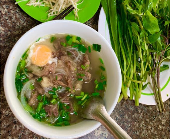 Hình ảnh không gian sang trọng của quán Phở Ánh Hồng