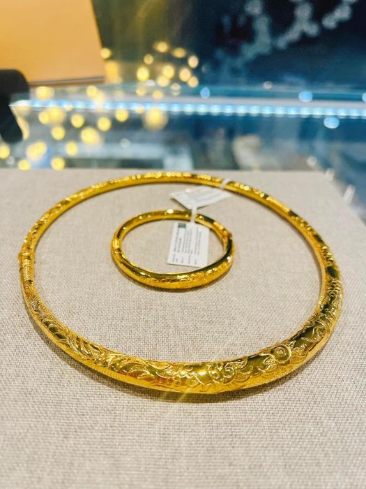 PNJ ảnh 2 - Khoảnh khắc lưu giữ vẻ đẹp của những thiết kế độc quyền, nơi ánh sáng và bóng tối hòa quyện tôn vinh vẻ đẹp của nghệ thuật trang sức.
