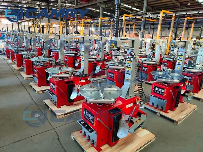 Hình ảnh thực tế máy ra vào lốp Rotaly đang hoạt động