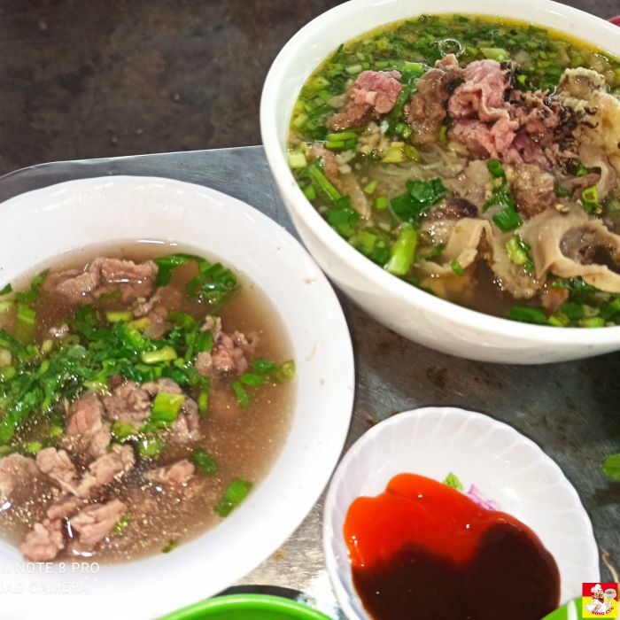 Hình ảnh không gian ấm cúng mang phong cách phố cổ tại Phở Hồng Cúc