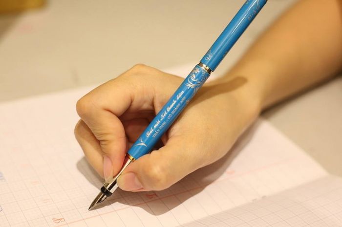 Ngòi bút vàng hình lá tre lấp lánh cùng hệ thống dẫn mực đen nhánh - trái tim của mỗi cây bút. Ảnh minh họa