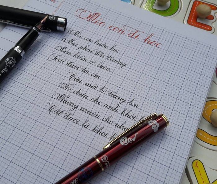 Từ khi có chiếc bút máy, nét chữ của em ngày càng rõ nét thanh đậm, đẹp lên trông thấy. Ảnh minh họa