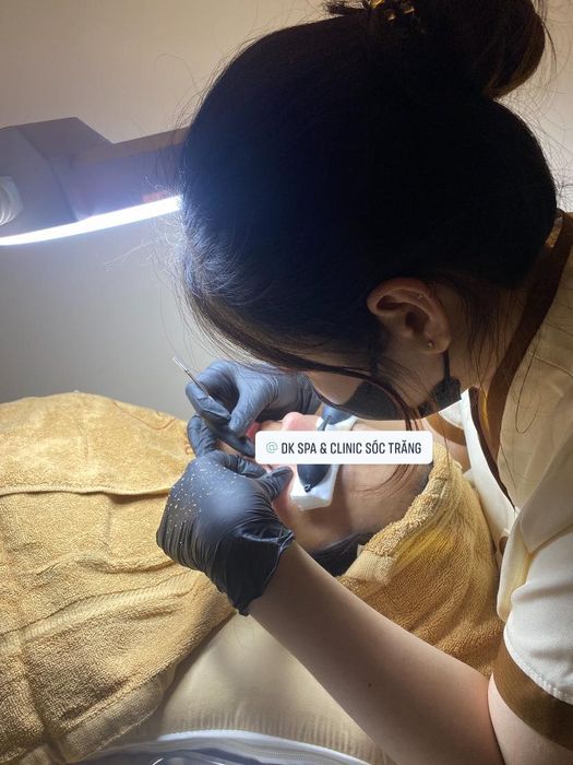 Hệ thống máy móc hiện đại và không gian trị liệu cao cấp tại DK Spa & Clinic