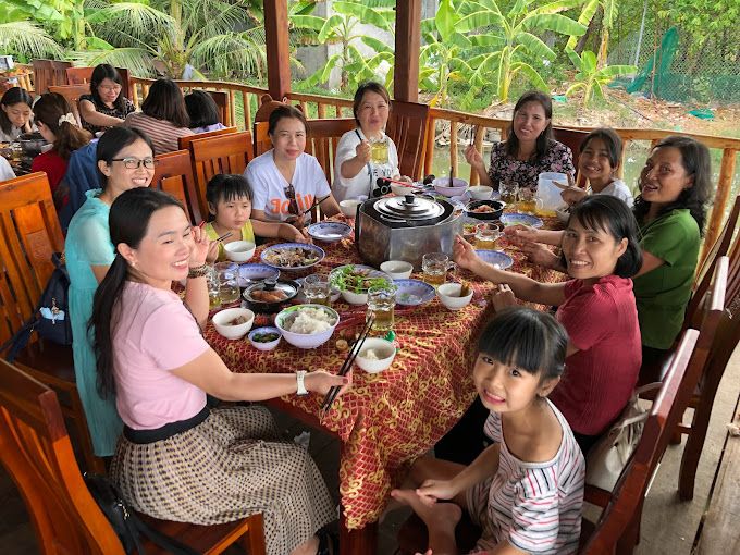 Khách thưởng thức bữa ăn tại nhà hàng 1