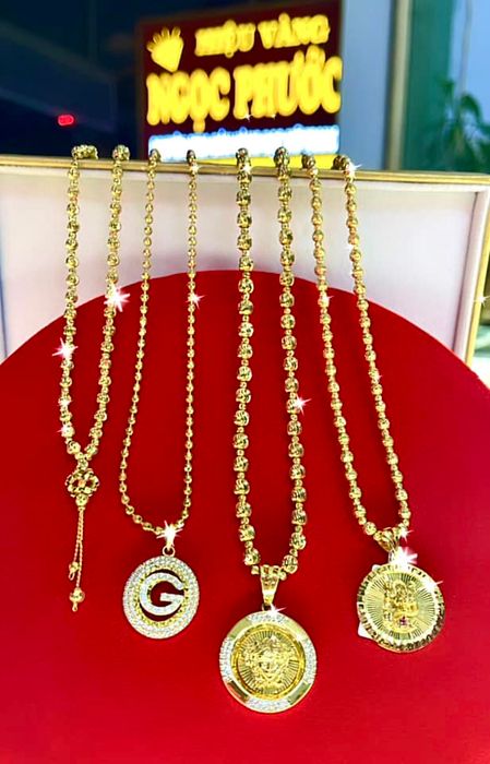 Không gian trưng bày tinh tế với những mẫu thiết kế độc quyền tại HIỆU VÀNG NGỌC PHƯỚC - hình ảnh 2