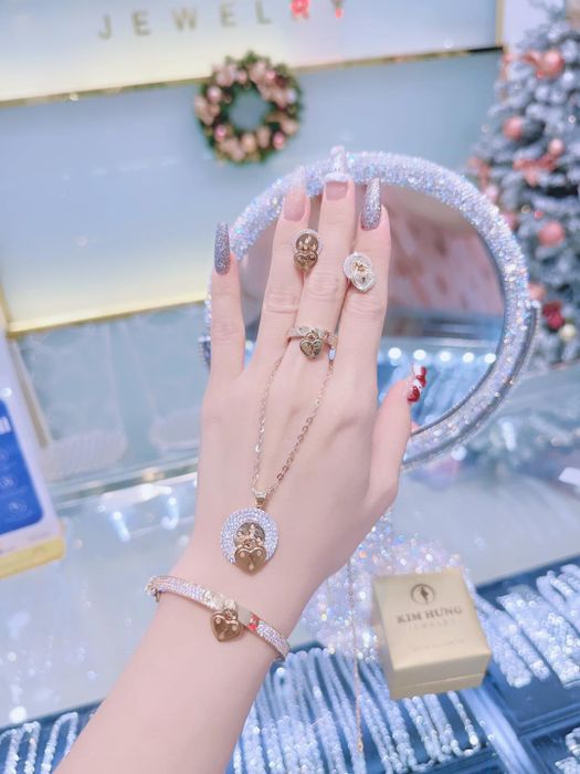 Bộ sưu tập trang sức vàng cao cấp được chế tác tỉ mỉ tại Tiệm Vàng Kim Hưng