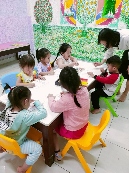 Hình ảnh lớp học vui nhộn tại Anh ngữ HELLO KIDS
