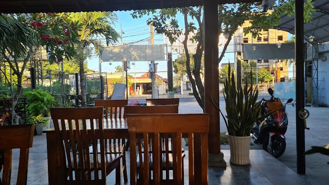 Không gian thoáng mát - Ảnh 2: Góc nhìn toàn cảnh về không gian ấm cúng với thiết kế hiện đại, hệ thống thông gió tự nhiên và cây xanh tạo cảm giác thư thái cho bữa ăn.