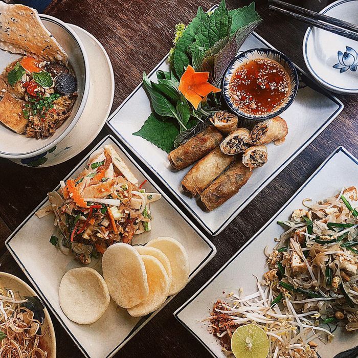 Không gian xanh mát tại Here & Now Vegetarian