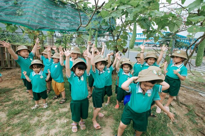 Các bé say mê khám phá với giáo cụ Montessori đặc biệt
