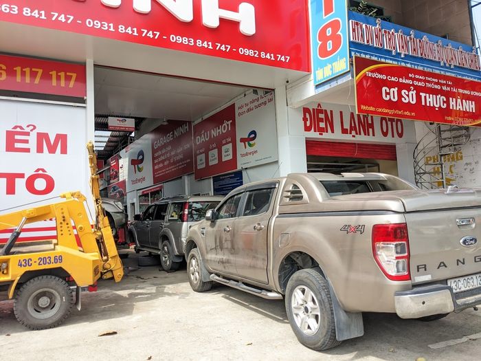 Đội ngũ kỹ thuật viên lành nghề đang làm việc tại Garage Ninh
