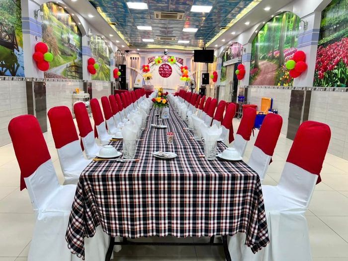 Không gian tại nhà hàng được thiết kế rộng rãi, thoáng đãng, mang đến cảm giác dễ chịu và thư giãn, là địa điểm lý tưởng cho các buổi tiệc và sự kiện đặc biệt.