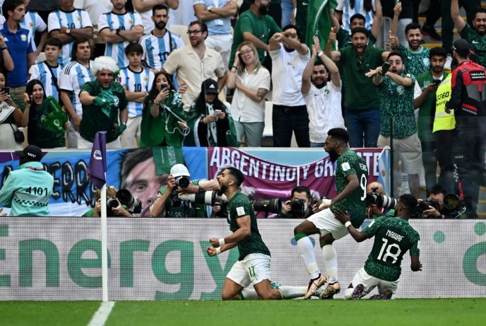 Trận thắng đầy kịch tính trước Argentina tại World Cup 2022 đã trở thành cột mốc lịch sử, gây chấn động làng bóng đá thế giới.