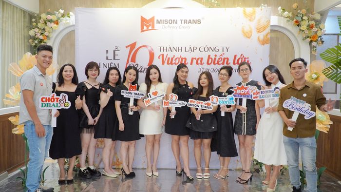 Hình ảnh đội ngũ chuyên gia logistics giàu kinh nghiệm