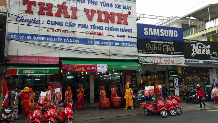 Đội ngũ kỹ thuật viên tay nghề cao đang làm việc tại TRUNG TÂM THÁI VINH MOTOR