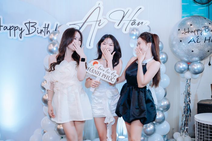 Khách đặt tiệc tại nhà hàng ảnh 1