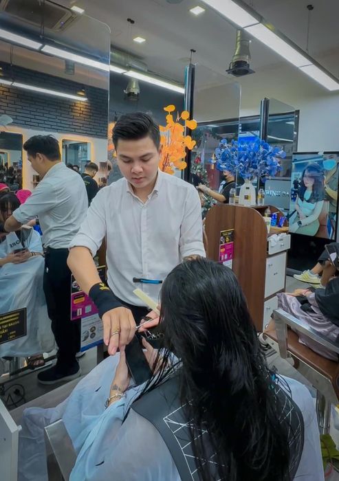Không gian ấn tượng tại Salon Tóc Trịnh Saser