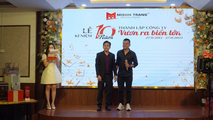 Hình ảnh văn phòng hiện đại và đội ngũ chuyên gia của Miên Sơn