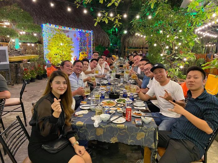 Khoảnh khắc ấm cúng của thực khách tại không gian nhà hàng