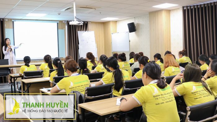 Hình ảnh thực tế lớp học chuyên sâu cùng chuyên gia quốc tế