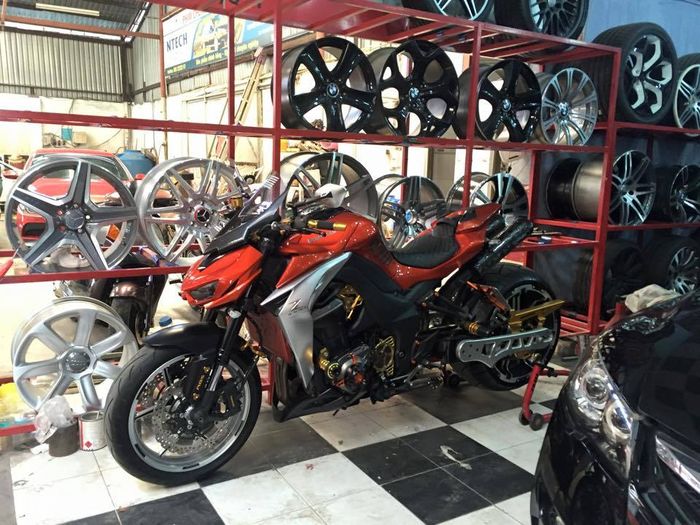 Đội ngũ kỹ thuật viên chuyên nghiệp đang làm việc tại Garage Khánh Hồng