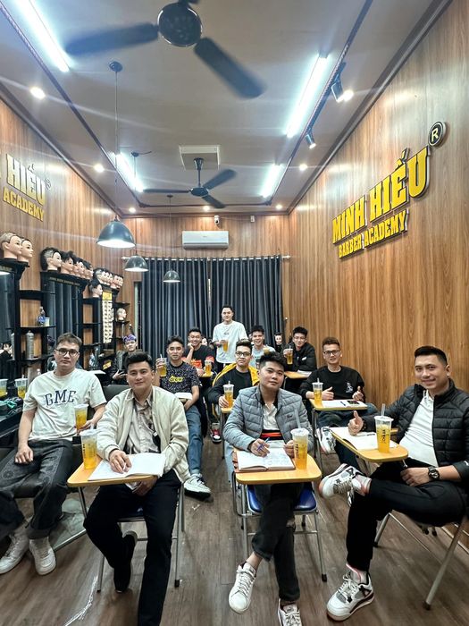 Học viên thực hành kỹ thuật barber chuyên nghiệp