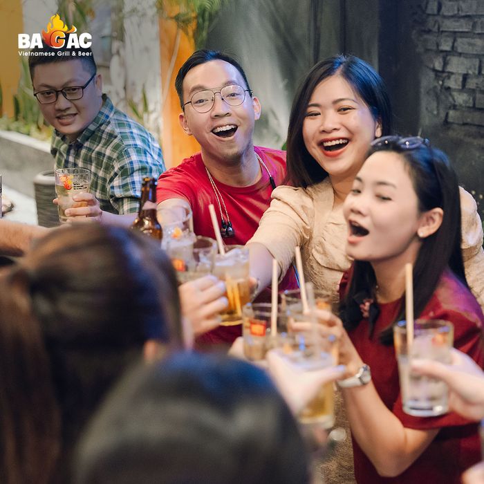 Không khí ấm cúng cùng bạn bè tại BA GÁC