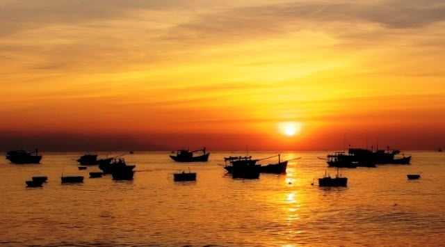 Hình ảnh minh họa sống động: Đoàn thuyền vượt sóng (Nguồn: Tư liệu nghệ thuật)