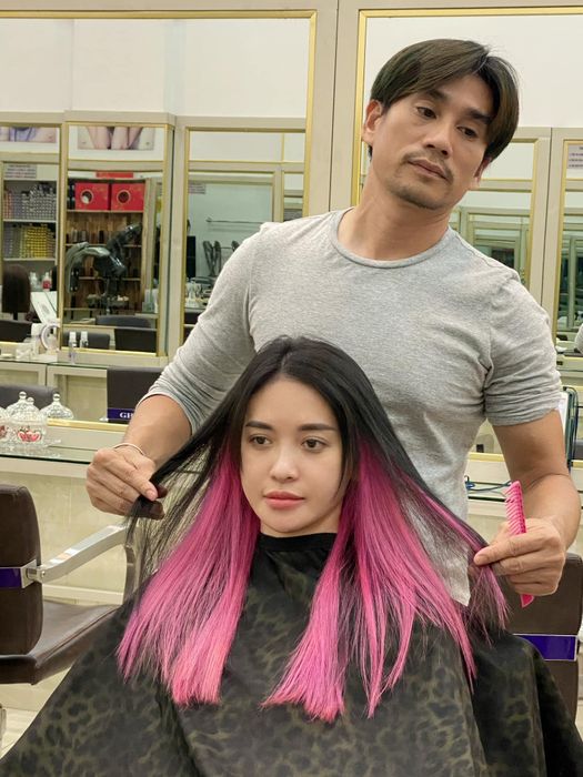 Hình ảnh đội ngũ stylist đang làm việc chuyên nghiệp tại Quoc Catwalk Hair Salon