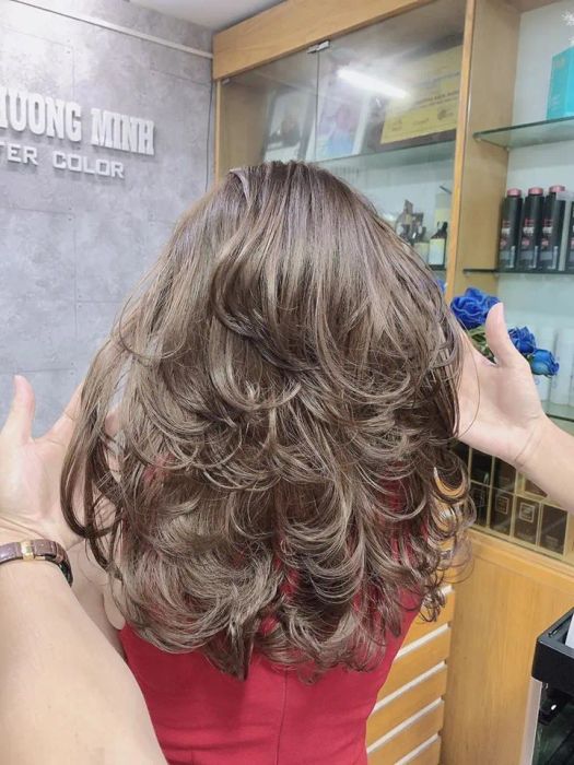 Hình ảnh thực tế về quy trình làm tóc tỉ mỉ tại Khuong Minh Hairdressing Salon