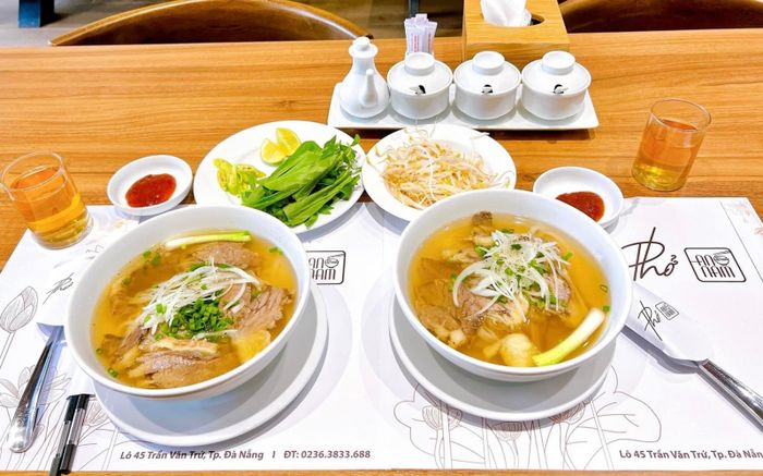 Hình ảnh không gian ấm cúng và món ngon đặc trưng tại Phở An Nam