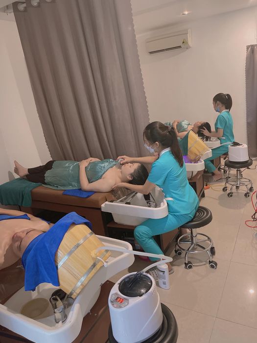 Hình ảnh liệu trình gội đầu thảo dược cao cấp tại DrLamy Beauty Center
