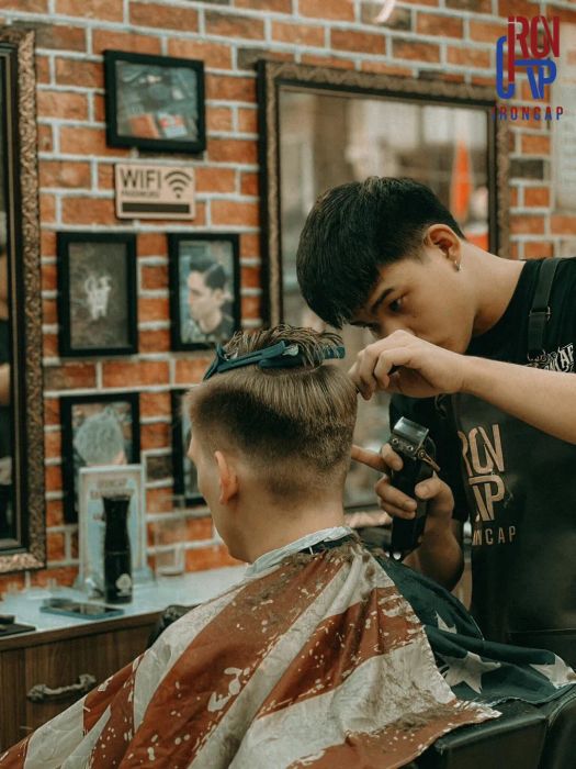 Nghệ nhân IronCap đang hoàn thiện kiểu tóc quý ông đầy tinh tế