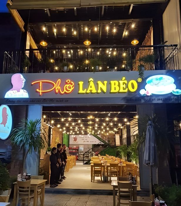 Hình ảnh tô phở đầy đặn với thịt bò tươi ngon tại Phở Lân Béo