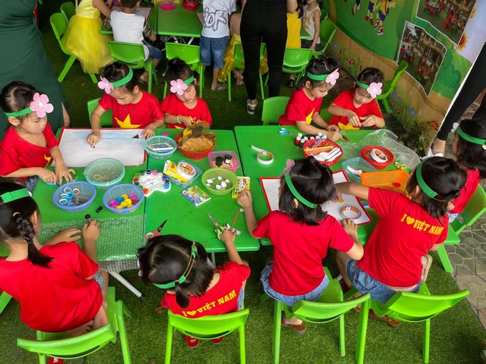 Giờ học nghệ thuật đầy cảm hứng tại Trường Mầm Non Hoa Hồng