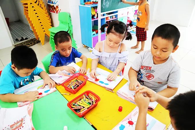 Khuôn viên xanh mát tại Mầm Non Thị Trấn Hưng Hà