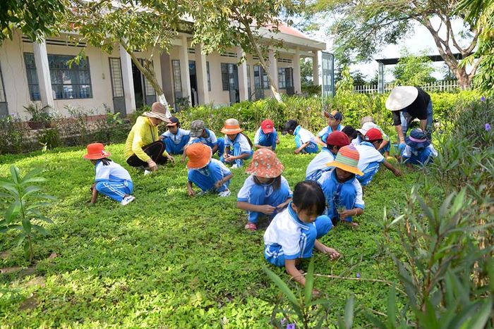Hình ảnh minh họa: Gia đình cùng nhau dọn rác ven sông (Nguồn: Internet)