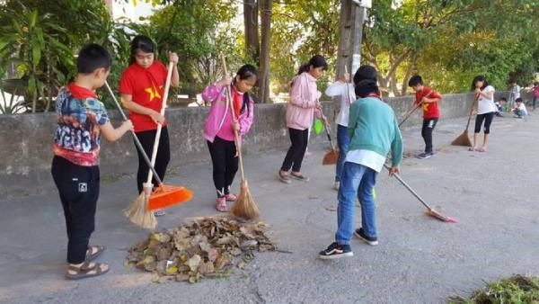Hình ảnh minh họa: Học sinh tham gia dọn vệ sinh lớp học (Nguồn: Internet)