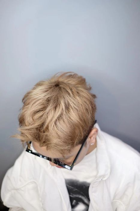 Nghệ nhân NGỐ Barbershop đang thực hiện kiểu tóc nam tính đậm chất retro