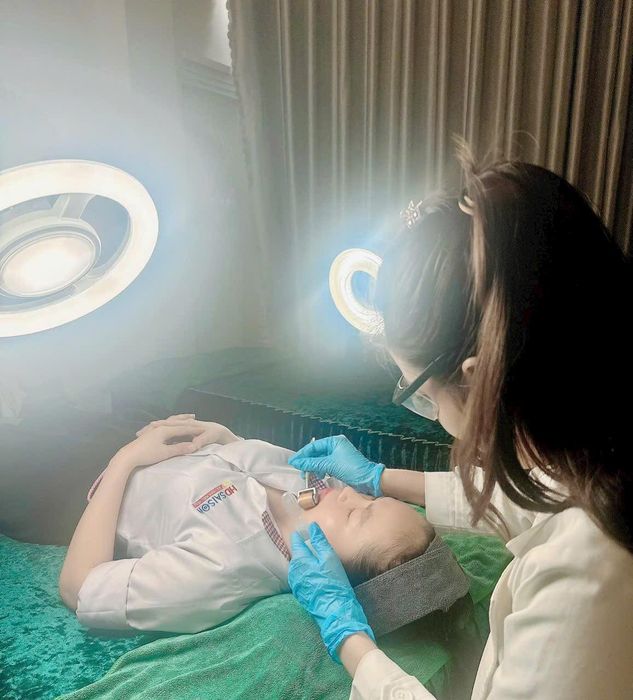 Hình ảnh quy trình trị liệu chuyên nghiệp tại Au Spa