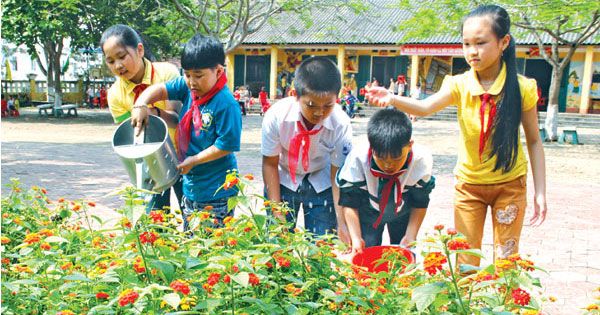 Hình ảnh minh họa: Các em học sinh bảo vệ hoa trong công viên (Nguồn: Internet)