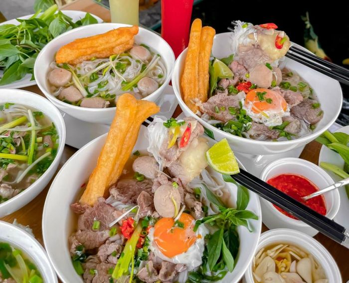 Hình ảnh không gian ấm cúng và món ngon đặc trưng tại Phở Bà Mai