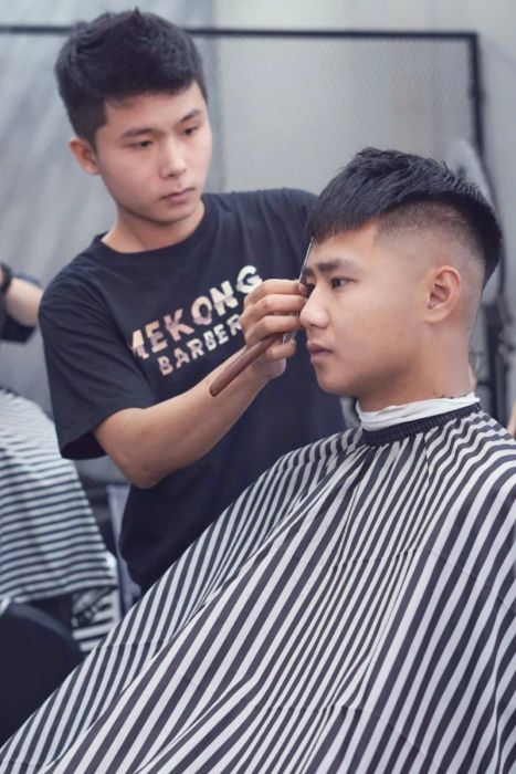 Nghệ nhân Mekong Barbershop đang thực hiện kiểu tóc tattoo hair nghệ thuật