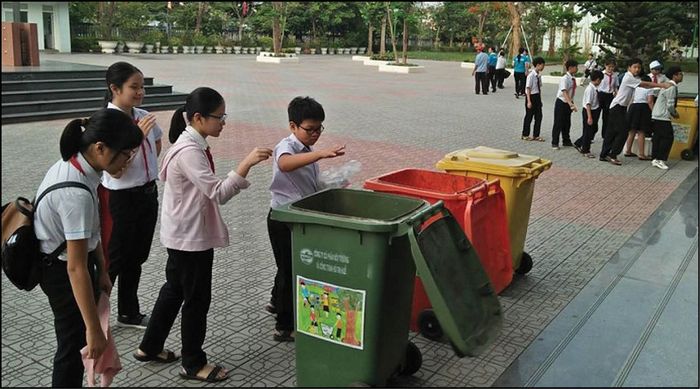 Hình ảnh minh họa: Học sinh tham gia dọn vệ sinh lớp học (Nguồn: Internet)