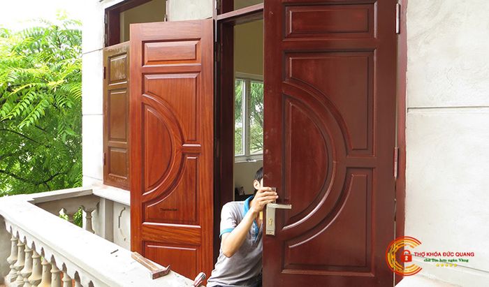 Hình ảnh đội ngũ thợ khóa Đức Quang làm việc chuyên nghiệp