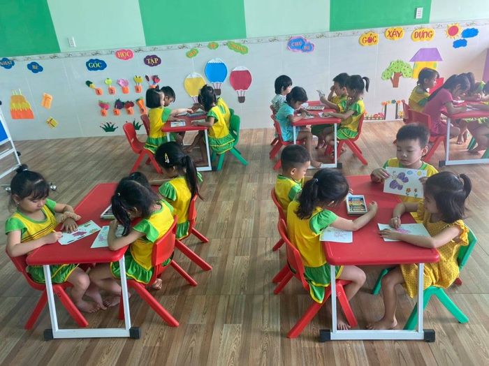 Các bé vui chơi tại khuôn viên xanh mát của Trường Mầm non Hoa Mặt Trời