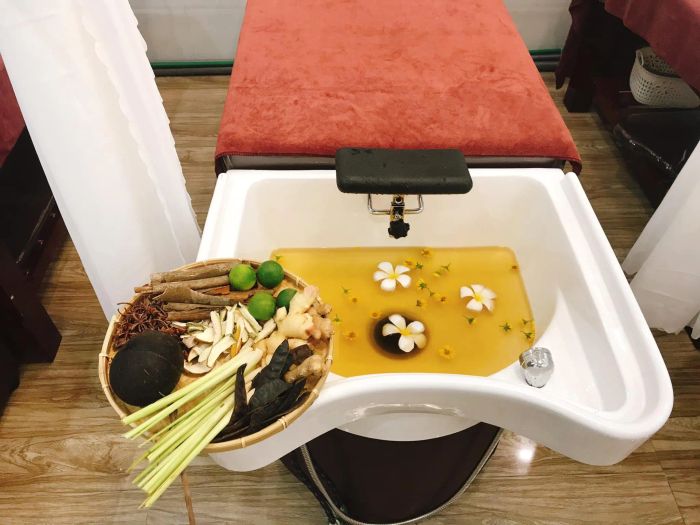 Hình ảnh liệu trình gội đầu thảo dược tại Duyên Spa