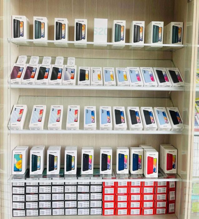 Hình ảnh đội ngũ kỹ thuật viên lành nghề tại Táo Đỏ Store