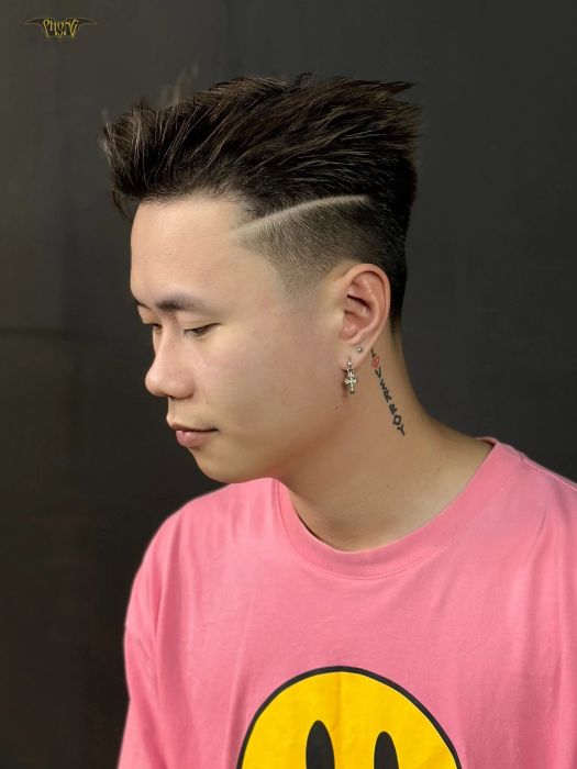 Nghệ nhân Phong BvB đang thực hiện kiểu tóc Mohican độc đáo